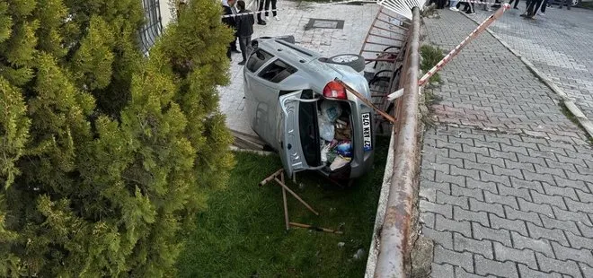 Gaziantep’te otomobil apartman bahçesine devrildi!