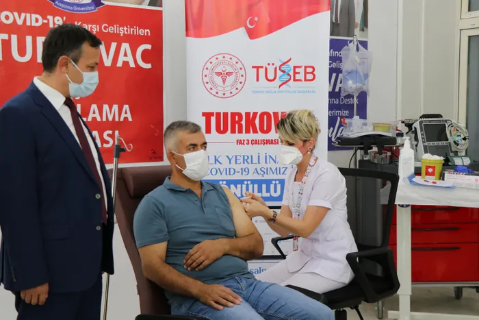 TURKOVAC aşısı geliştirildiği Erciyes Üniversitesinde gönüllülere uygulanıyor