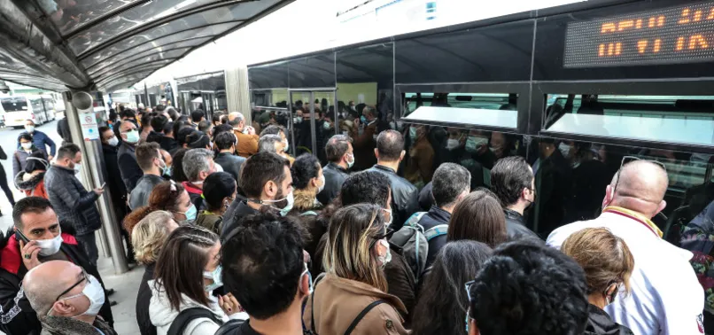 Megakentin çözülemeyen sorunu: Ulaşım! Sayılar yetersiz, duraklar kalabalık, arızalar fazla…Vatandaş CHP'li belediyeye isyan etti: İstanbul dökülüyor