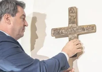 ‘Hükümet binalarına haç asılacak’ kararı