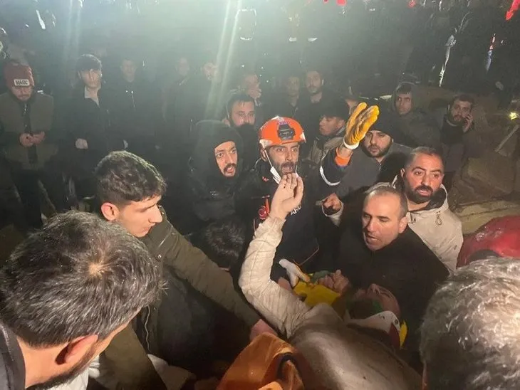 KAHRAMANMARAŞ'TA 7,4'LÜK DEPREM! Deprem bölgesinde kurtarma çalışmaları devam ediyor | İğne deliğinden çıkarıldılar