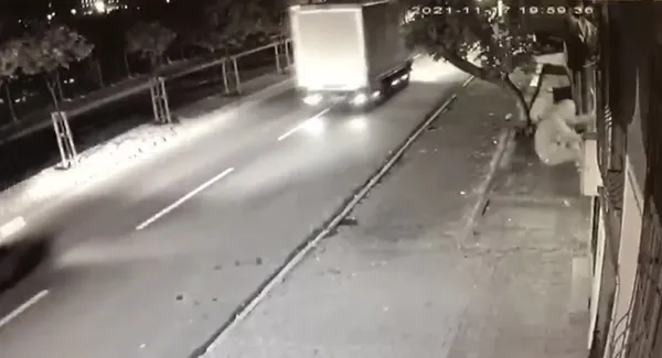 sultangazide-hirsizlar-orumcek-adamliga-kalkisti-polis-kiskivrak-yakalandi-1638362491203.jpg Sultangazi’de hırsızlar örümcek adamlığa kalkıştı! Polis kıskıvrak yakalandı - 2