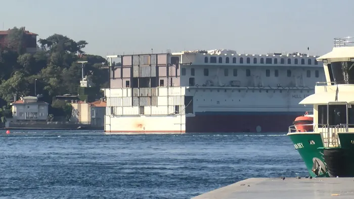 Dev geminin parçası İstanbul Boğazı'ndan 3 saatte geçti - 4