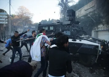 Ülke karıştı! Sivil halk polisleri korudu