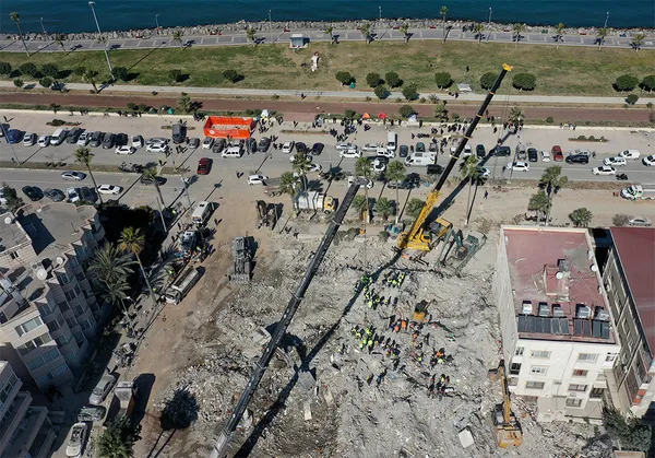 Şehrin başka yerinde yıkılan binaların molozu sahil şeridine dökülüyor yalanı