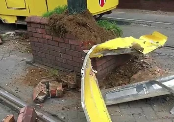 Sirkeci'de tramvay yoldan çıktı taşlara çarptı! Seferler aksıyor