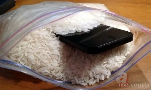 Apple uyardı! Su ile temas eden telefonları pirince yatırırsanız… İşte adım adım suya düşen iPhone modellerine yapacağınız işlemler