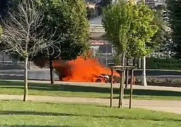 Kaza yapan araç alev aldı sürücü olay yerinden kaçtı! Yer: Pendik
