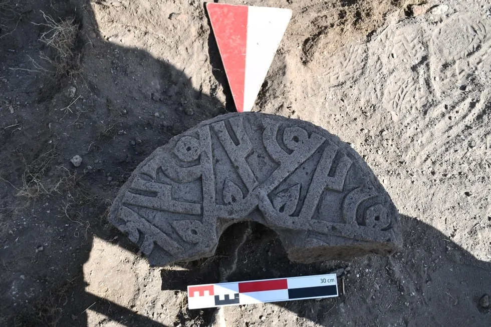 Ani’de “Hz. Muhammed” isminin yer aldığı Selçuklu taşı bulundu - 1