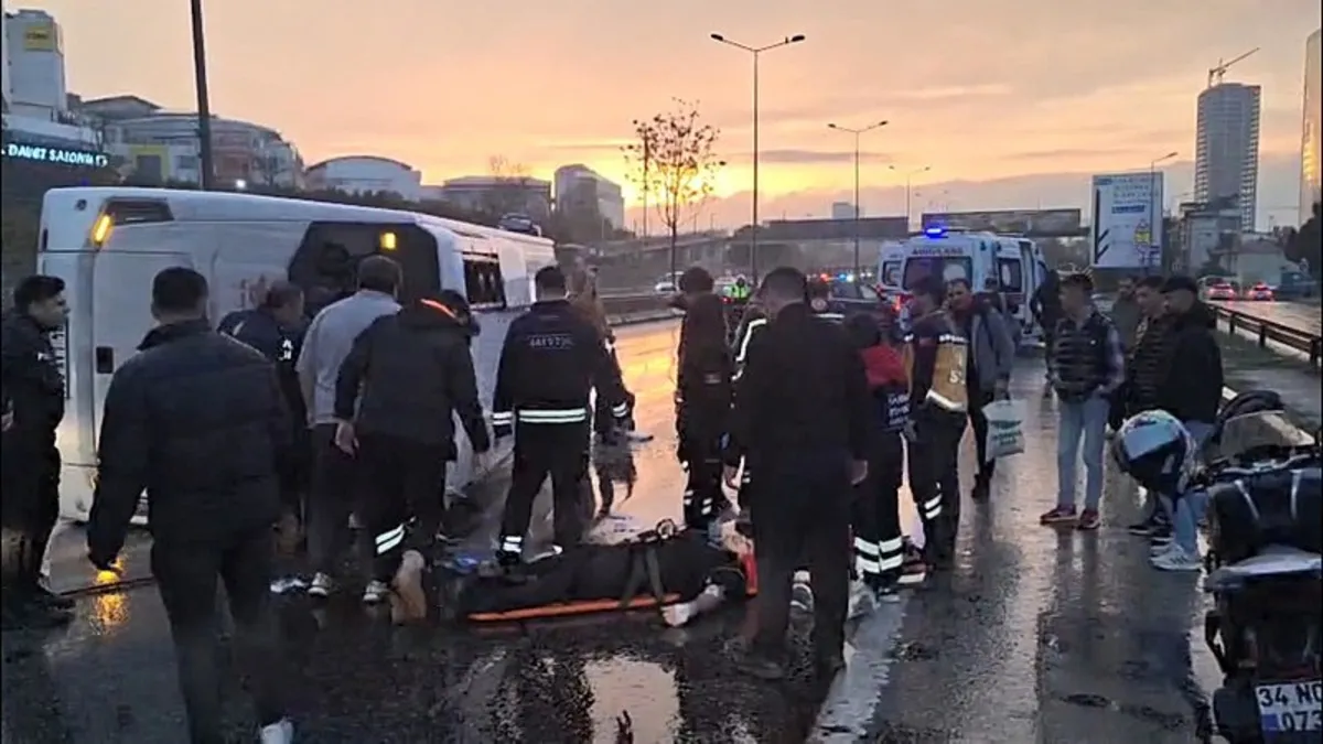 Maltepe'de servis minibüsü devrildi: Çok sayıda yaralı var