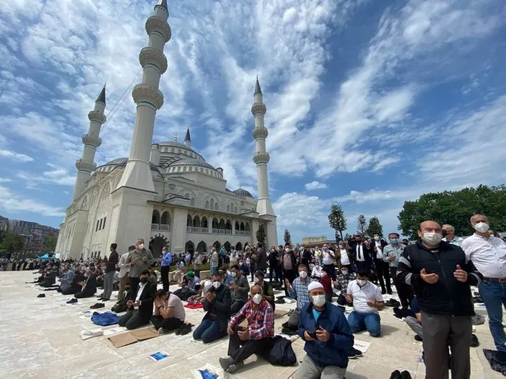 Başkan Erdoğan’ın açılışını yaptığı Uzun Mehmet Camisi'nde ilk Cuma namazı kılındı