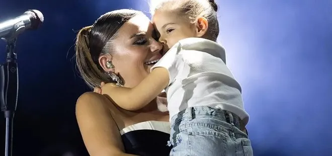 Merve Özbey’den minik sürpriz! 4 yaşındaki kızıyla ilk kez sahnede