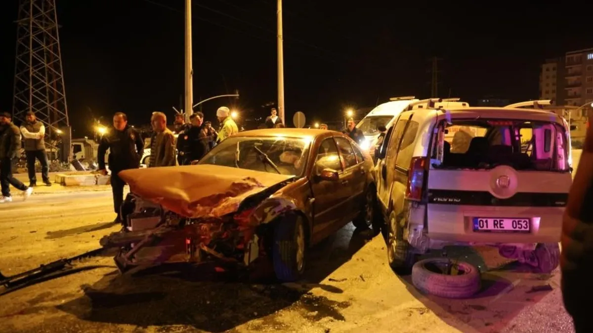 Adana'da iki otomobil çarpıştı: Baba yadigarı araç hurdaya döndü