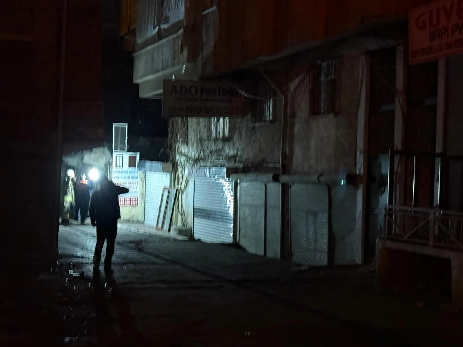 Diyarbakır'da panik anları! Apartman aşağıya doğru çöktü