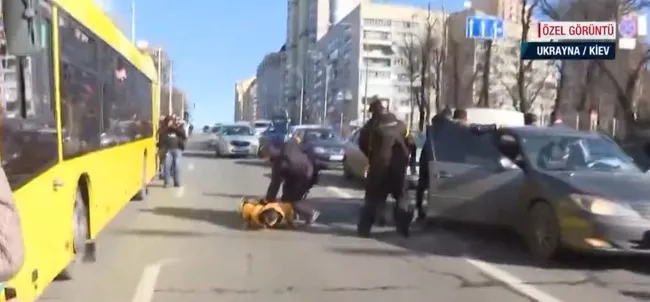 Kiev sokaklarında hareketli anlar! Ukrayna askerleri şüpheli araca müdahale etti