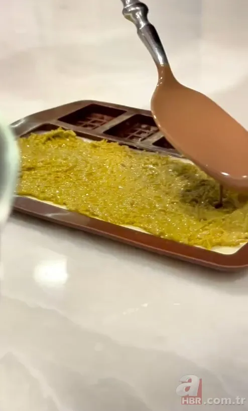 Buse Varol oğlu Burak ile 'Dubai çikolatası' yaptı! Yerken mest oldular... 5