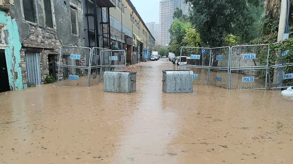 İzmir'de hayat felç! Her yağışın ardından aynı manzara! Vatandaş kova kova su boşaltıyor