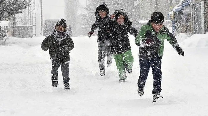Açıklamalar peş peşe geldi! Yüz yüze eğitime kar engeli | (17 Ocak 2022) Hangi il ve ilçelerde okullar tatil edildi? İşte yanıtı | Son Dakika Haberleri - 17