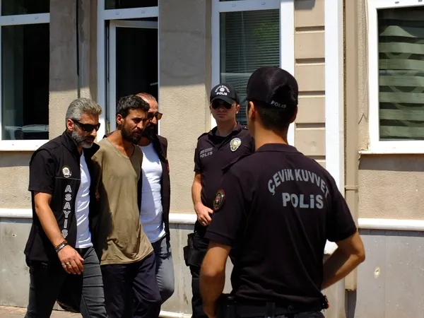 esini-oldurup-gururlu-hissediyor-paylasimi-yapan-katil-zanlisi-koca-tutuklandi-neden-yaptin-sorusuna-bakin-ne-1660217405003.jpg Eşini öldürüp “Gururlu hissediyor” paylaşımı yapan katil zanlısı koca tutuklandı! Neden yaptın sorusuna bakın ne cevap verdi... - 2