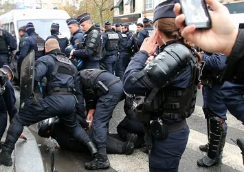 Fransız polisinden Filistin destekçilerine sert müdahale! “Macron İsrail’in işbirlikçisi”