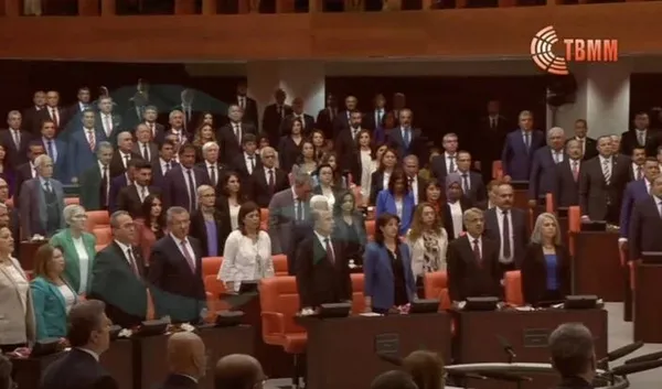 tbmmnin-acilis-toreninde-chp-ve-hdpli-ortaklarindan-milli-iradeye-ve-istiklal-marsina-saygisizlik-1685706947972.jpeg TBMM'nin açılış töreninde CHP ve HDP'li ortaklarından milli iradeye ve İstiklal Marşı'na saygısızlık - 5