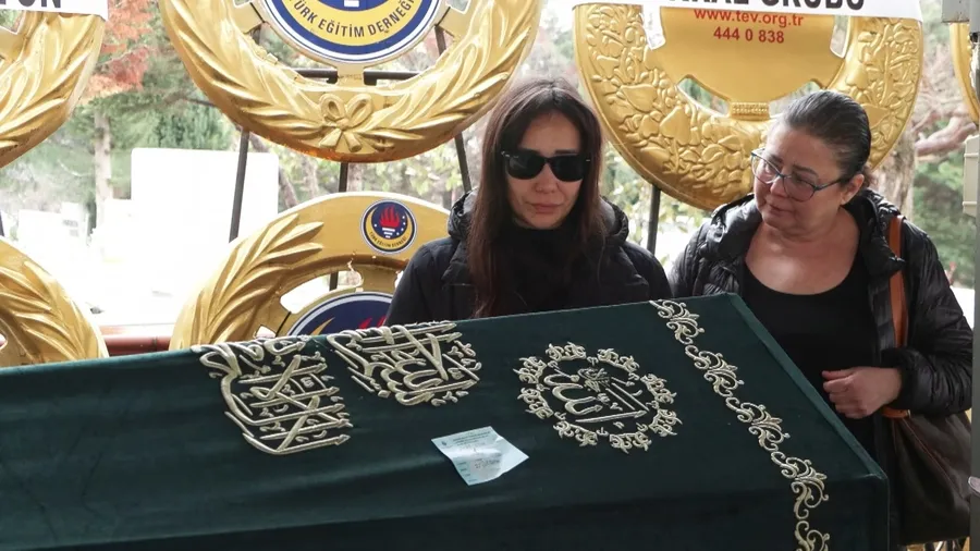 erol-kose-son-yolculuguna-ugurlandi-cenazemi-ona-emanet-edin-demisti-1774367197750.jpg Erol Köse son yolculuğuna uğurlandı! "Cenazemi ona emanet edin" demişti - 6