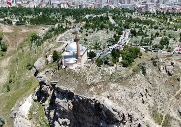 Dünyanın dört bir yanından geliyorlar! Araçların ucu bucağı yok | İşte uçurumun ucundaki türbe