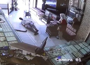 Konya'da tüfekli teyze soyguncuyu böyle püskürttü