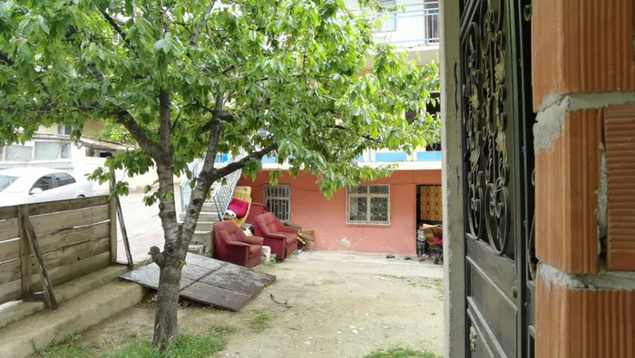 Balkondan düşen çocuğu koltuk kurtardı - 1