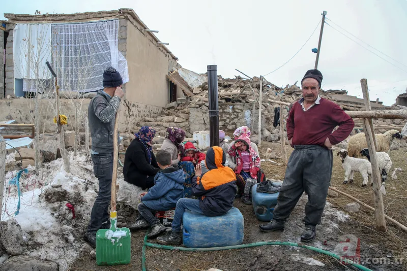 Van'daki göçük altından 3 çocuk cesedi çıkartan itfaiyeci konuştu 16