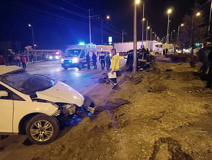 Konya'da feci kaza! İki otomobil çarpıştı: 1 ölü, 2 yaralı - 1
