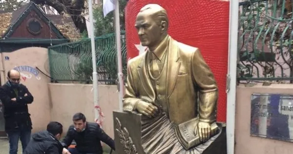 CHP’li İzmit Belediyesi’nden skandal Atatürk heykeli