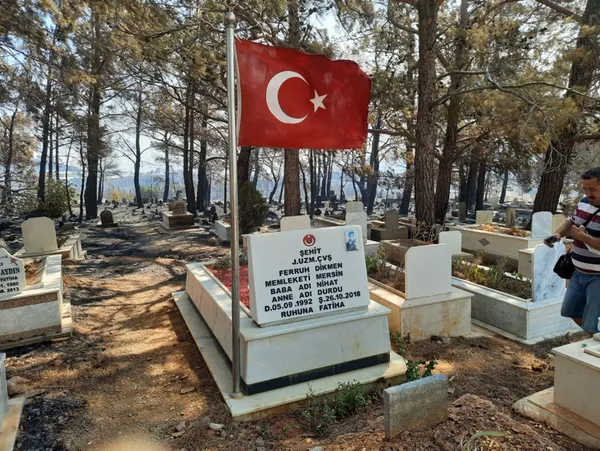 1627640884031.jpg Tüyleri diken diken eden olay! Mersin'deki yangında şehit kabri ve Türk bayrağı yanmadı - 3