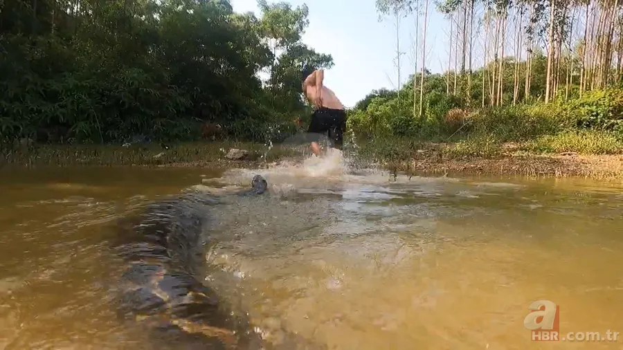 Dev anakonda yılanı nehirde yüzen gençlere saldırdı! Korku dolu anlar görüntülendi 12