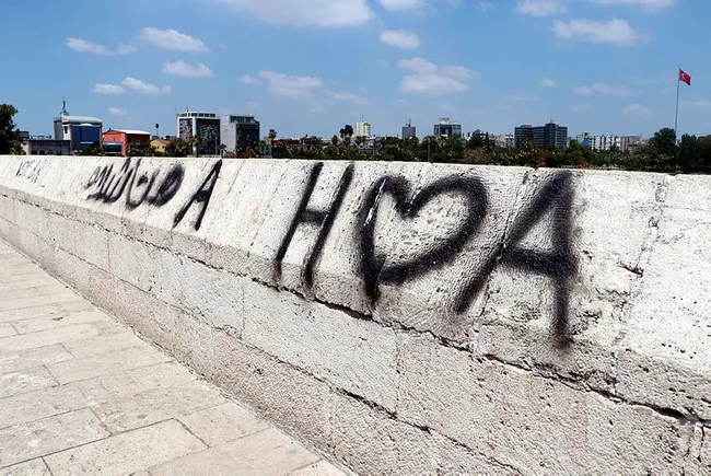 Adana'da tarihe saygısızlık! 16 asırlık köprüye yine sprey boyayla yazı yazdılar - 4
