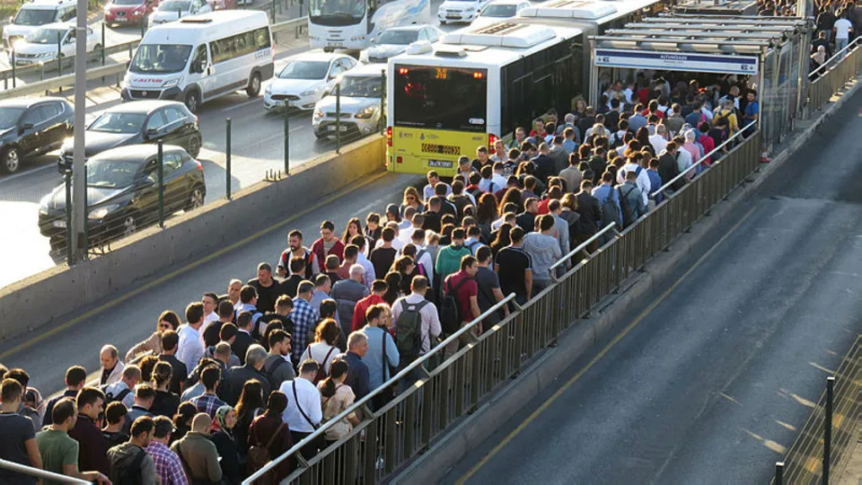 İstanbul’da metrobüslerde korkutan yoğunluk! Vatandaş isyan etti: Seferlerde sıkıntı var | Video