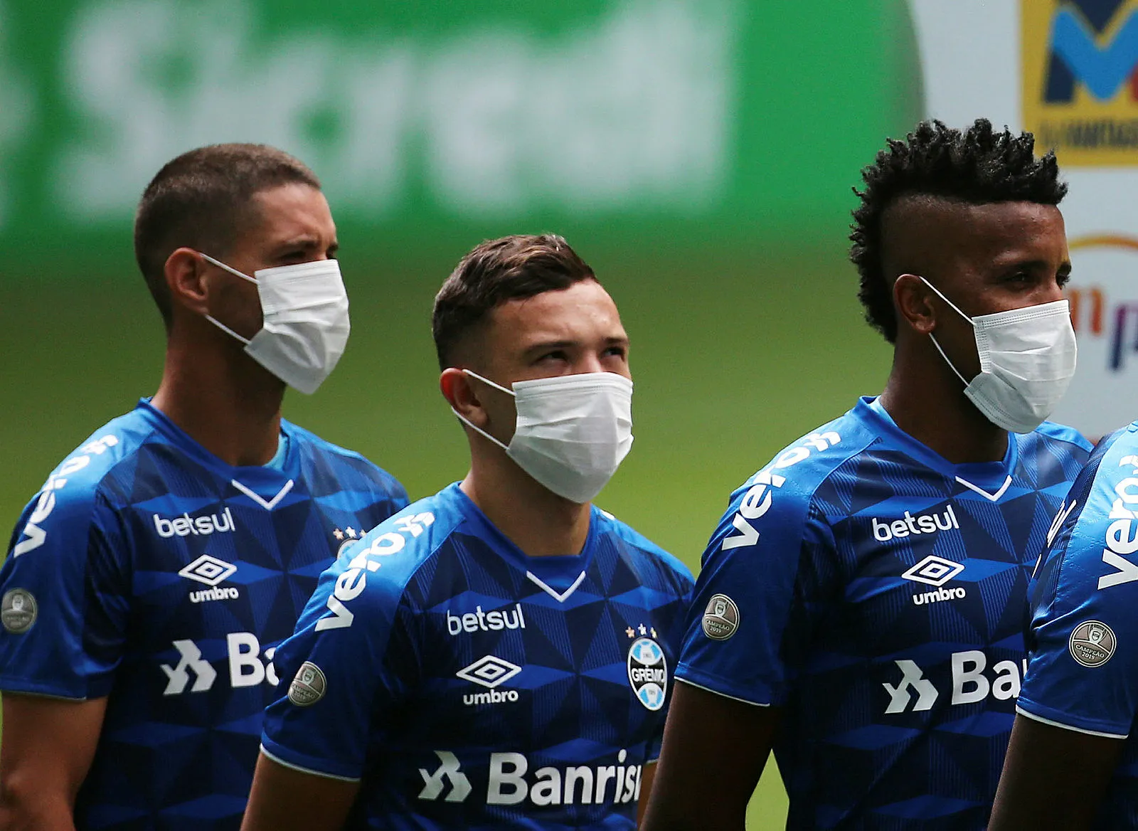 Koronavirüs salgınına rağmen ertelenmeyen maça böyle tepki gösterdiler