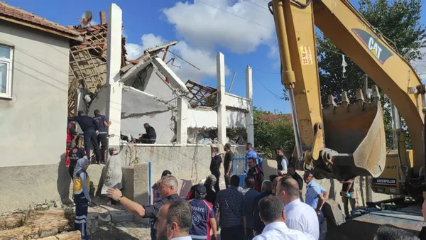 yozgatta-korkutan-patlama-ev-baslarina-yikildi-anne-ve-kucuk-kizi-hastaneye-kaldirildi-1664959253356.jpg