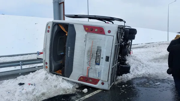 son-dakika-eyupsultanda-iscileri-tasiyan-minibus-devrildi-1643115525121.jpg Son dakika: Eyüpsultan'da işçileri taşıyan minibüs devrildi - 2