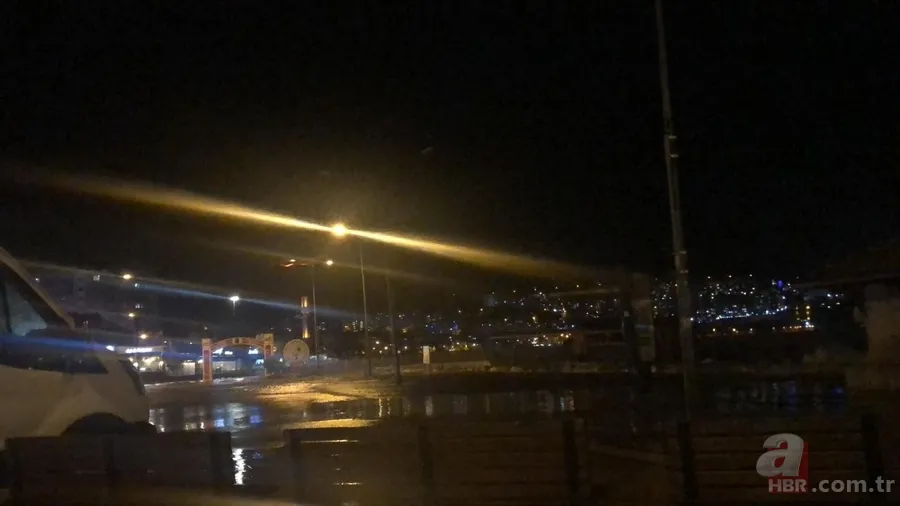 SON DAKİKA | Bursa Gemlik’te tsunamiyi andıran görüntüler! Araçlar ve dükkanlar sular altında... 5