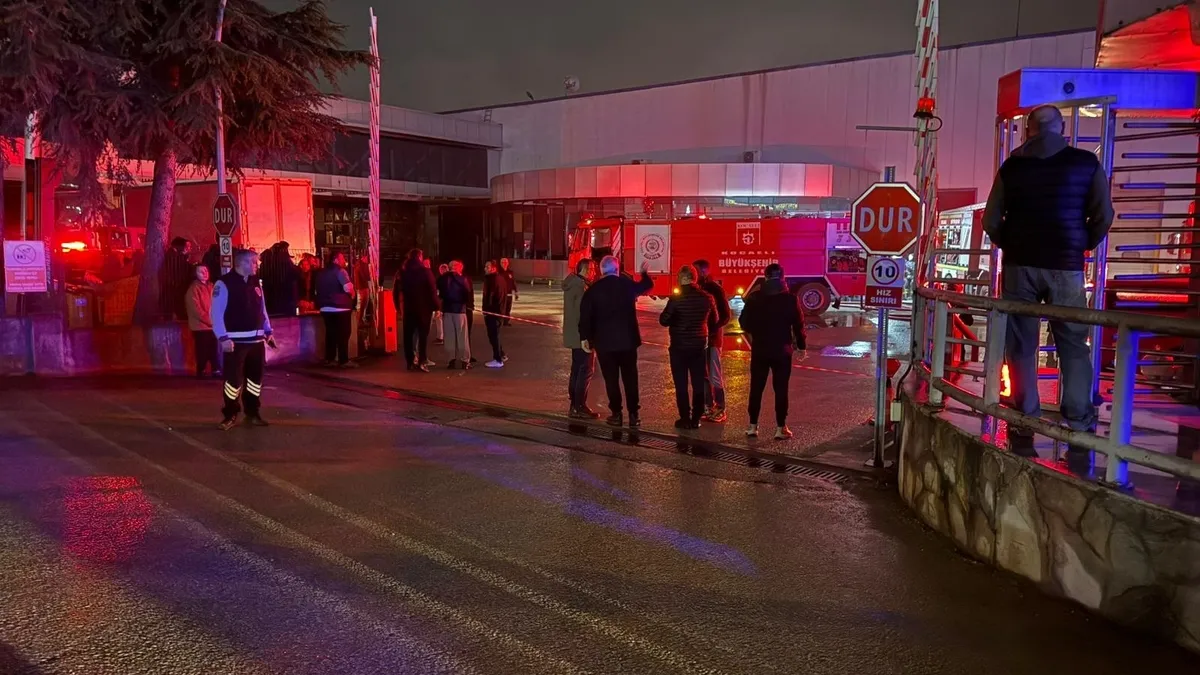 Kocaeli’de fabrikada korkutan yangın! Alevler geceyi aydınlattı