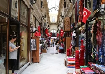 Beyoğlu'nun pasajları, zamana meydan okuyor