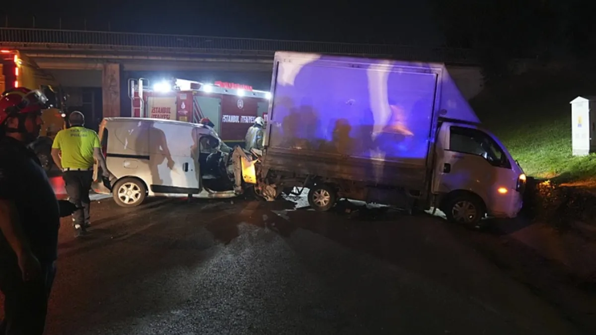 Bayrampaşa'da feci kaza! Hafifi ticari araç emniyet şeridindeki kamyonete çarptı