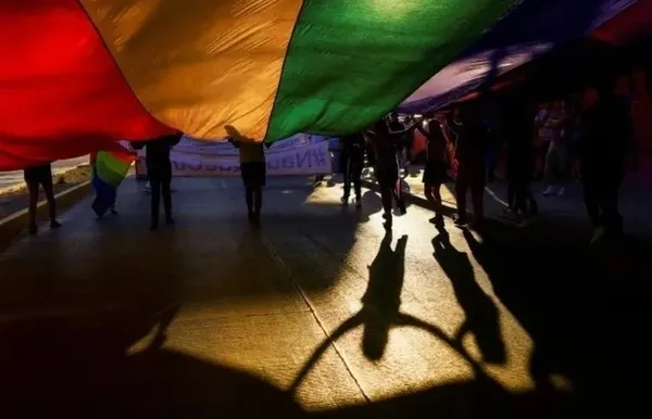 LGBT terörü iyice zıvanadan çıktı! Cinsiyet değiştirme ameliyatına izin vermeyen velilere hapis cezası! İskoçya’da çıldırtan tasarı