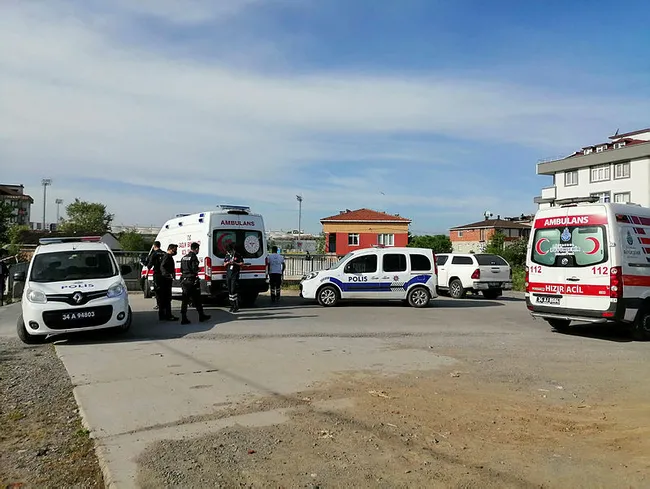 İstanbul'da şoke eden olay! Korkuluklara asılı erkek cesedi bulundu - 4