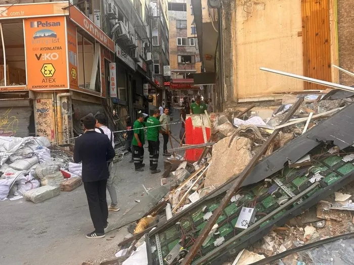 1753347261670.jpeg Beyoğlu'nda bir binada patlama meydana geldi (İHA)