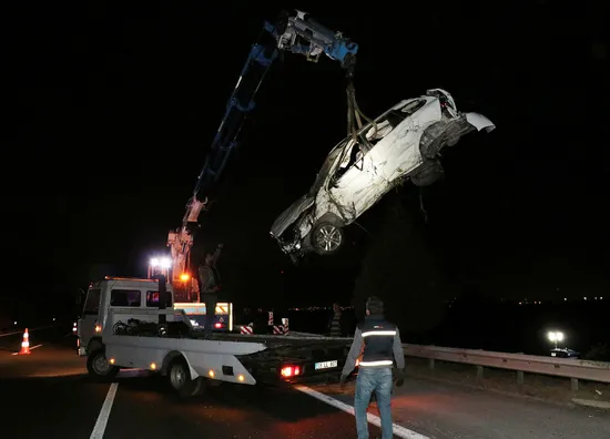 İzmir'de kamyon ile otomobil şarampole devrildi: 1 ölü, 1 yaralı - 1
