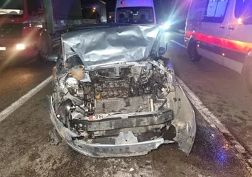 Kırmızı ışıkta bekleyen otomobille çarpıştı! 1'i çocuk çok sayıda yaralı var