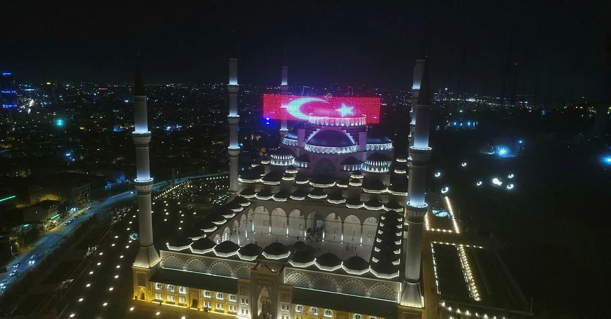 Camlica Camii Nde 15 Temmuz A Ozel Dev Led Turk Bayragi Video Ahaber Video Izle