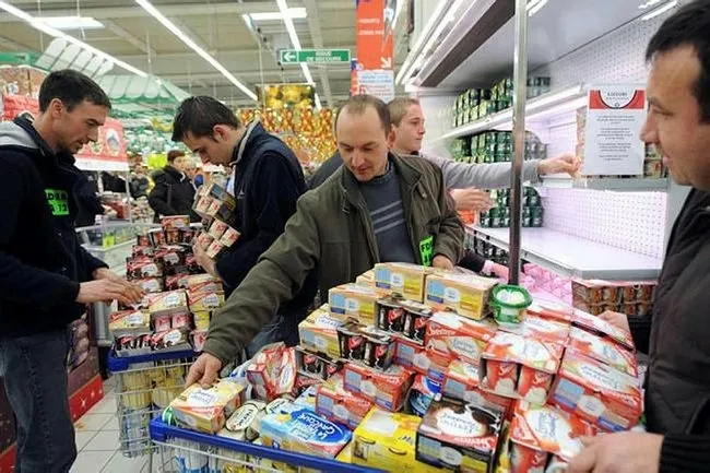 İngiltere’de benzinden sonra gıda krizi! Halk yiyecek bulamıyor